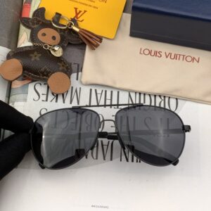 Louis Vuitton Mens Sunglasses with Origin Box L899