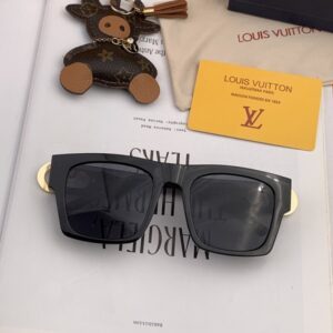 Louis Vuitton Womens Sunglasses with Origin Box L0122