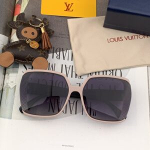 Louis Vuitton Womens Sunglasses with Origin Box L2266