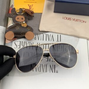 Louis Vuitton Mens Sunglasses with Origin Box L1699